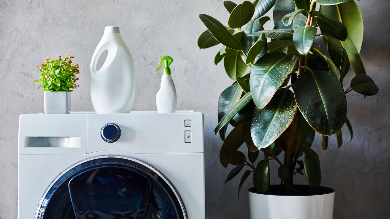 Lavar roupas pretas com técnica correta evita manchas de sabão