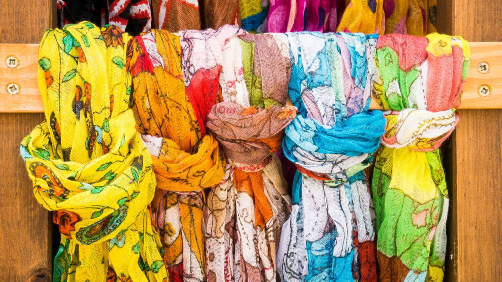 Como usar lenços transforma qualquer look em destaque