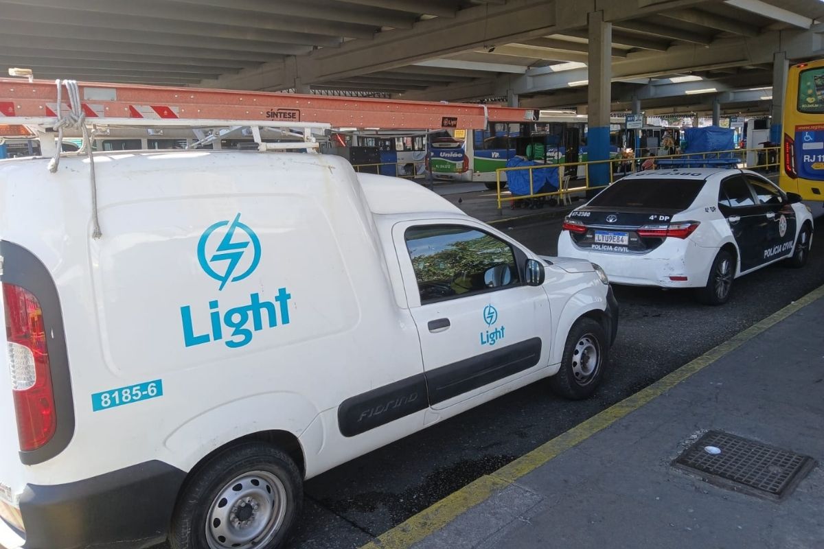 Policiais e técnicos da Light em operação contra furto de energia no terminal Américo Fontenelle