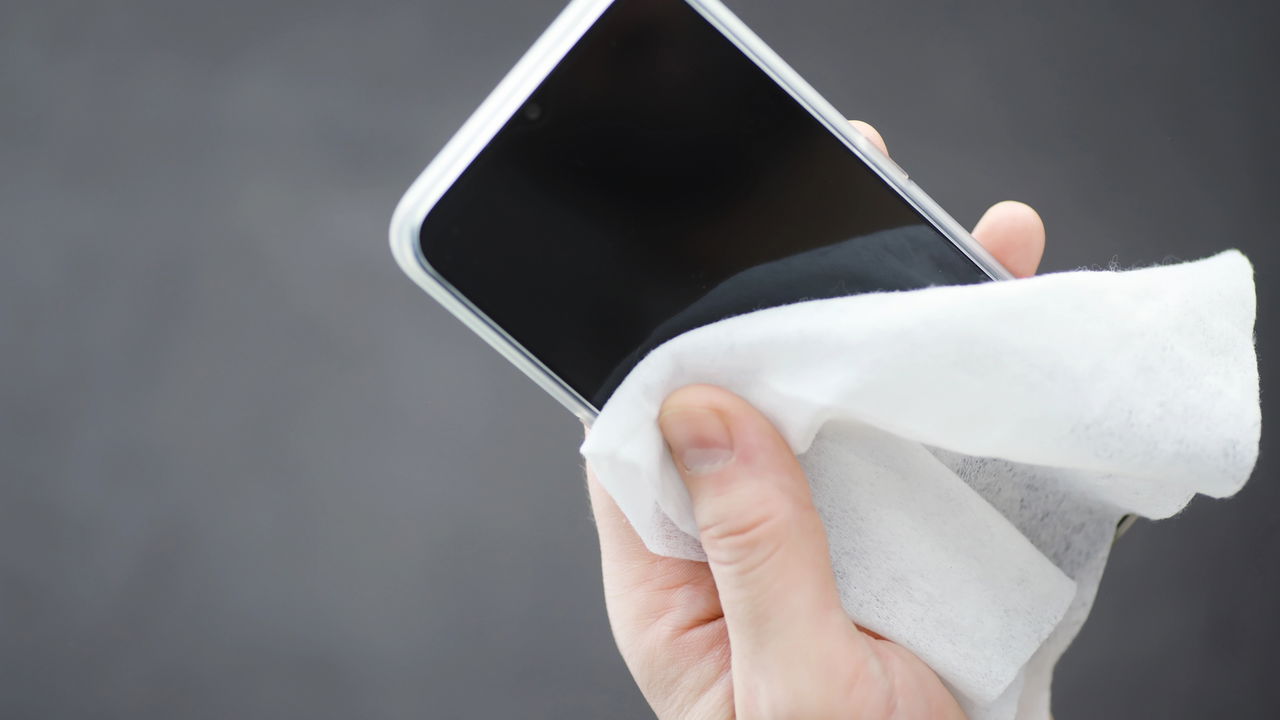 Aprenda a limpar a tela do celular sem riscos