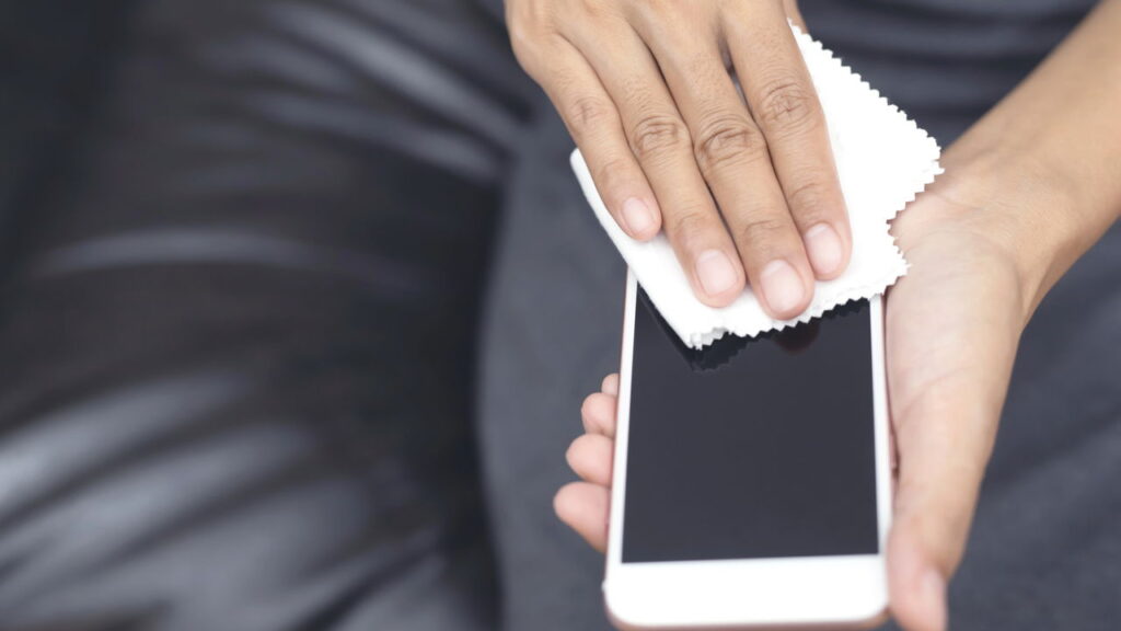 Aprenda a limpar a tela do celular sem riscos
