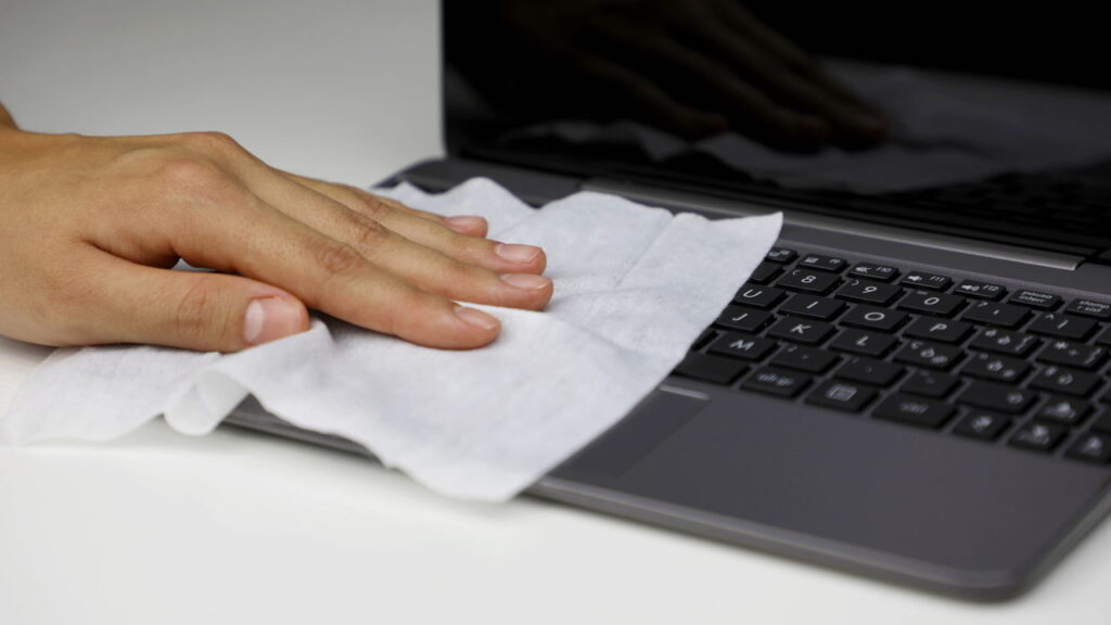 O truque para manter seu notebook livre de poeira