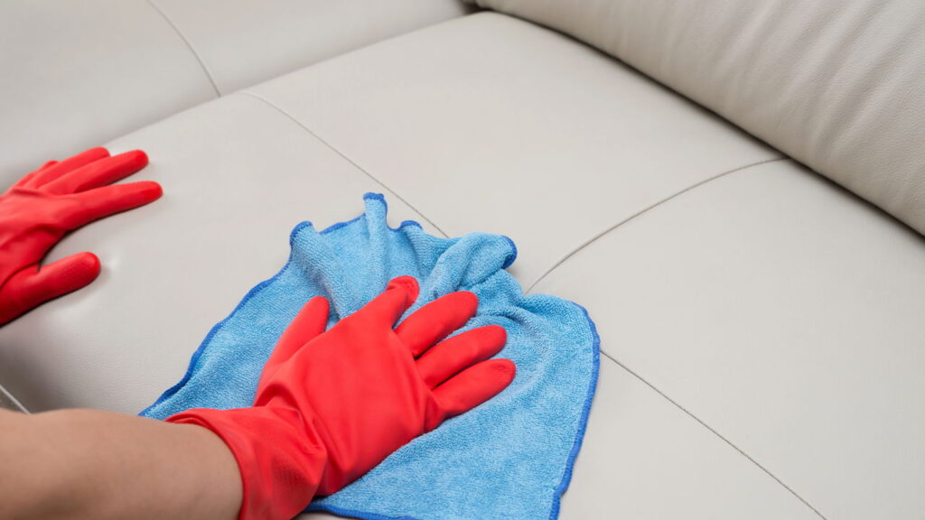  Truque infalível para tirar mancha de gordura do sofá sem estragar
