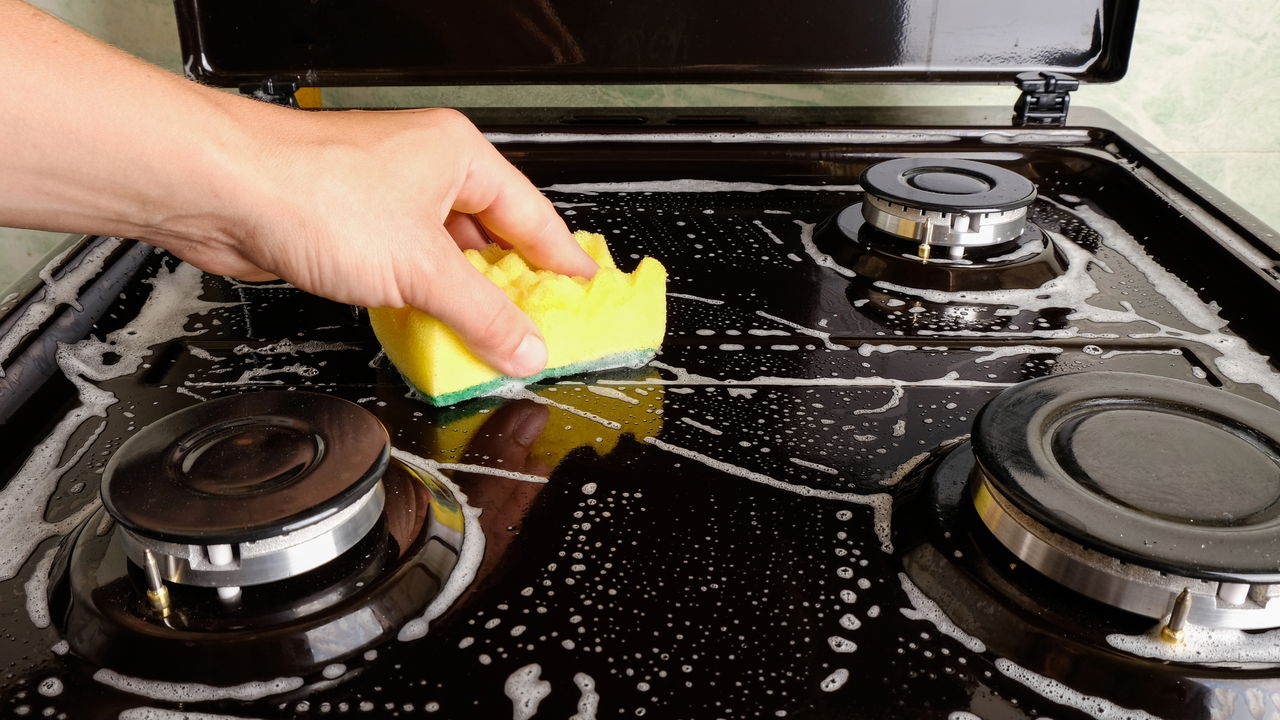 Soluções práticas ajudam a limpar o fogão e facilitam a rotina