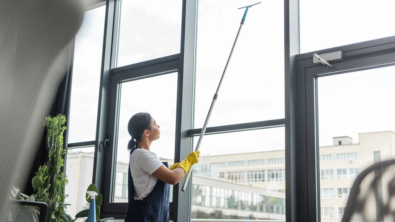 Passo a passo explica como limpar vidros com solução caseira