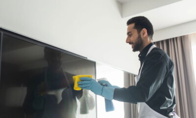 Limpeza de tela de TV com panos e produtos adequados