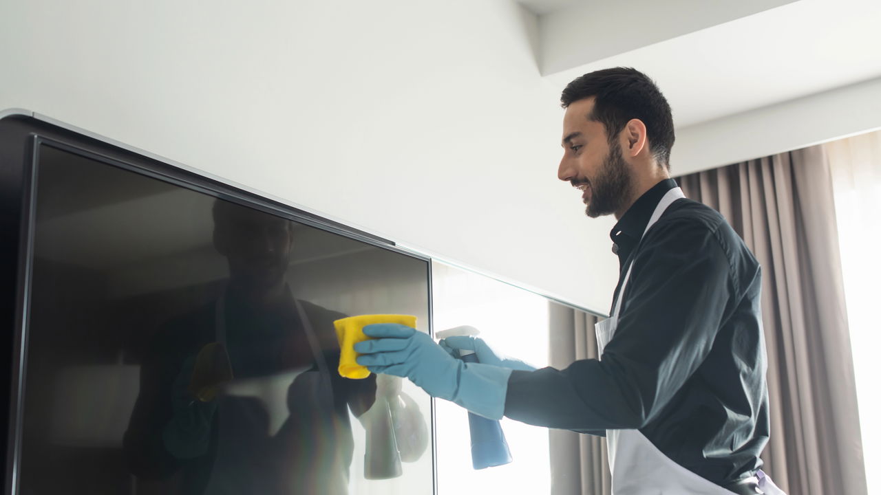 Limpeza de tela de TV com panos e produtos adequados