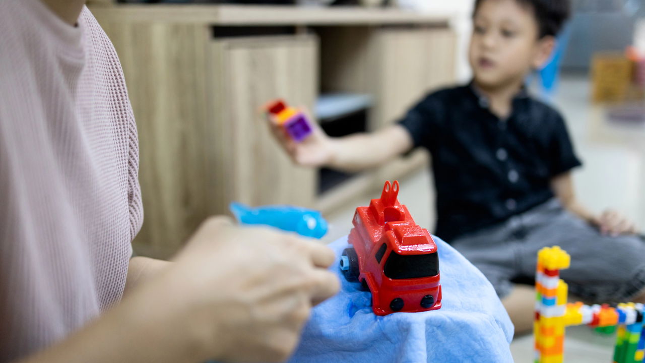 Desinfecção de brinquedos protege crianças de germes e vírus