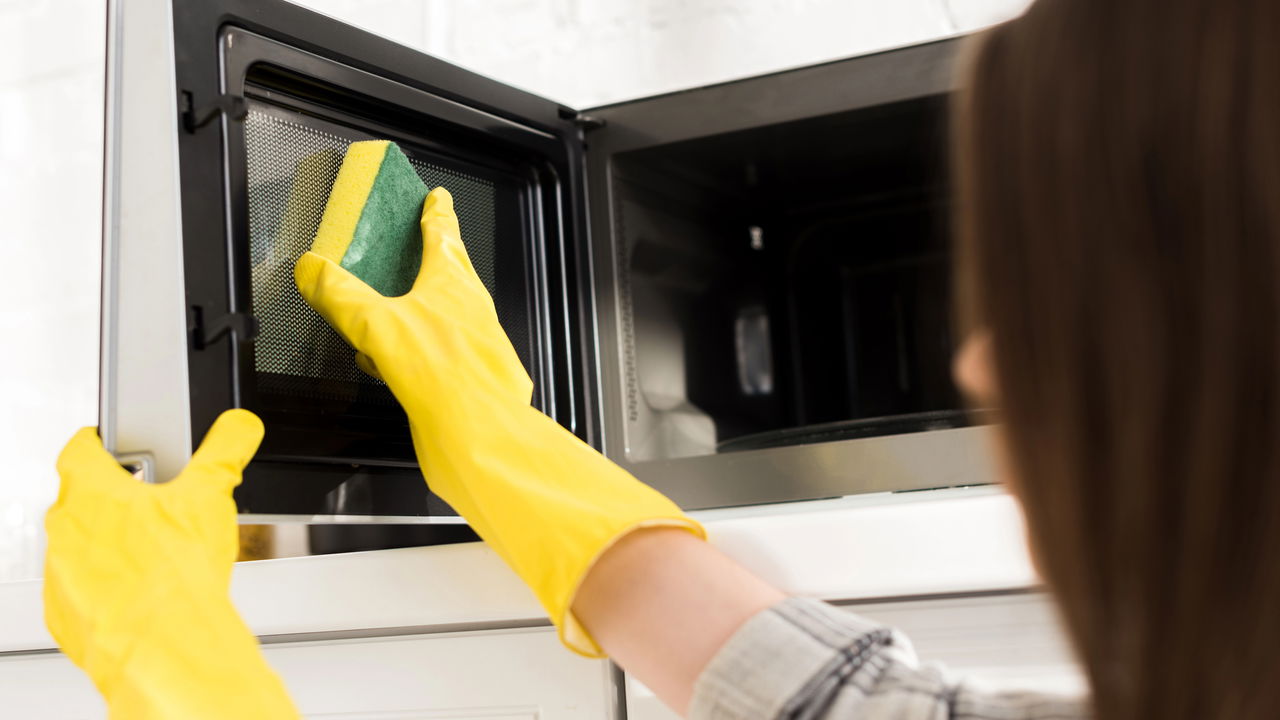 Limpeza do micro-ondas mantém o aparelho sempre higienizado