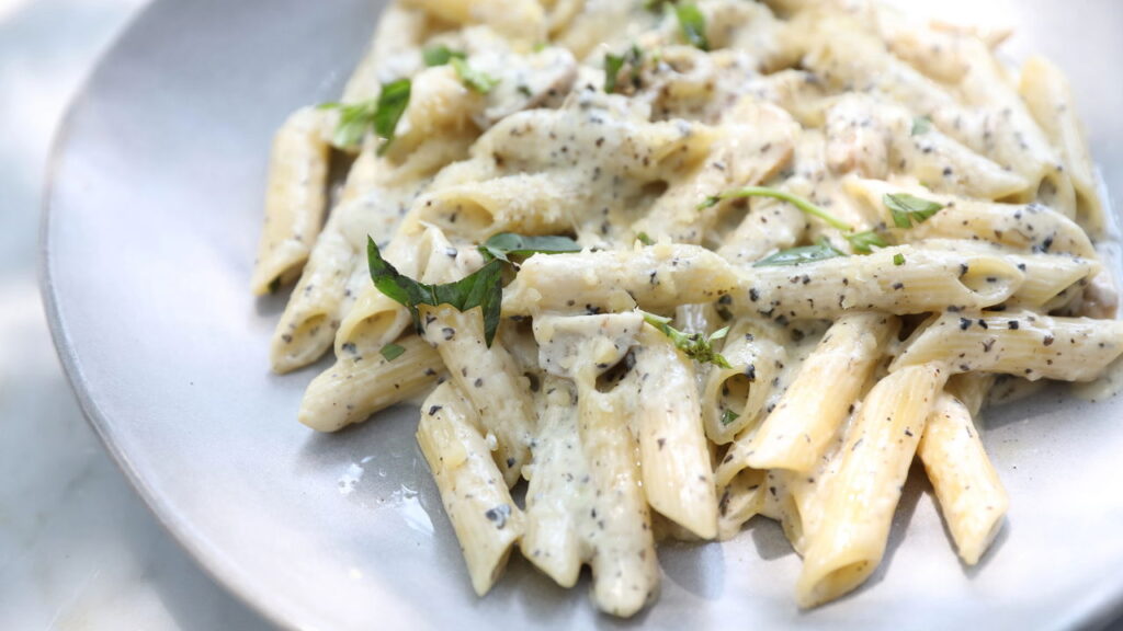 Macarrão com molho branco sem leite que surpreende no sabor
