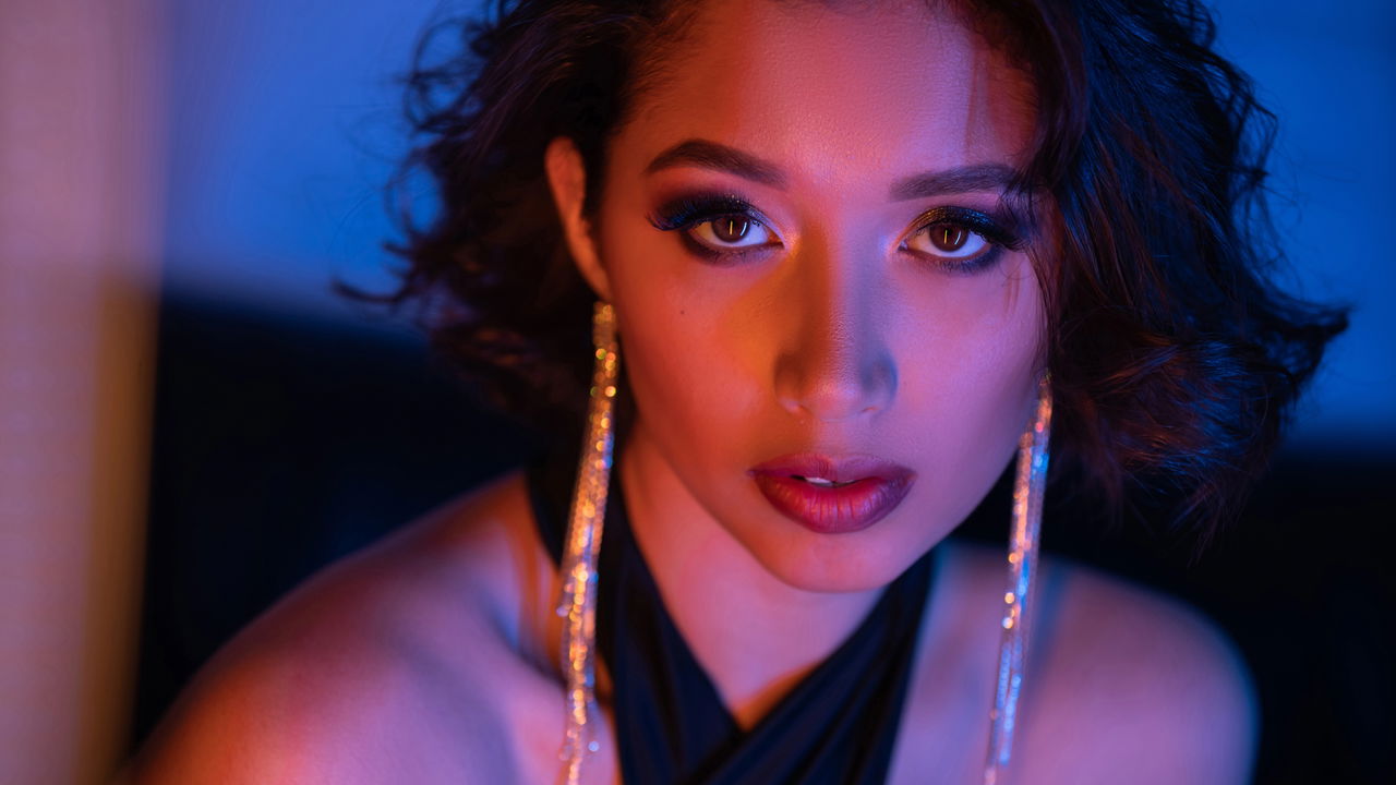 Maquiagem noturna destaca olhos marcantes e batons intensos