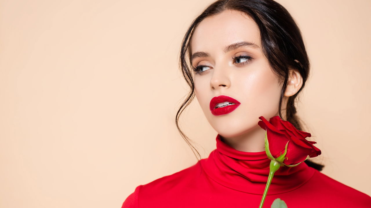 Passos simples criam maquiagem romântica suave e luminosa