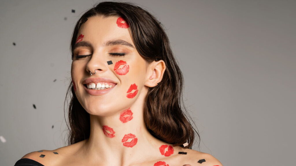 Passos simples criam maquiagem romântica suave e luminosa