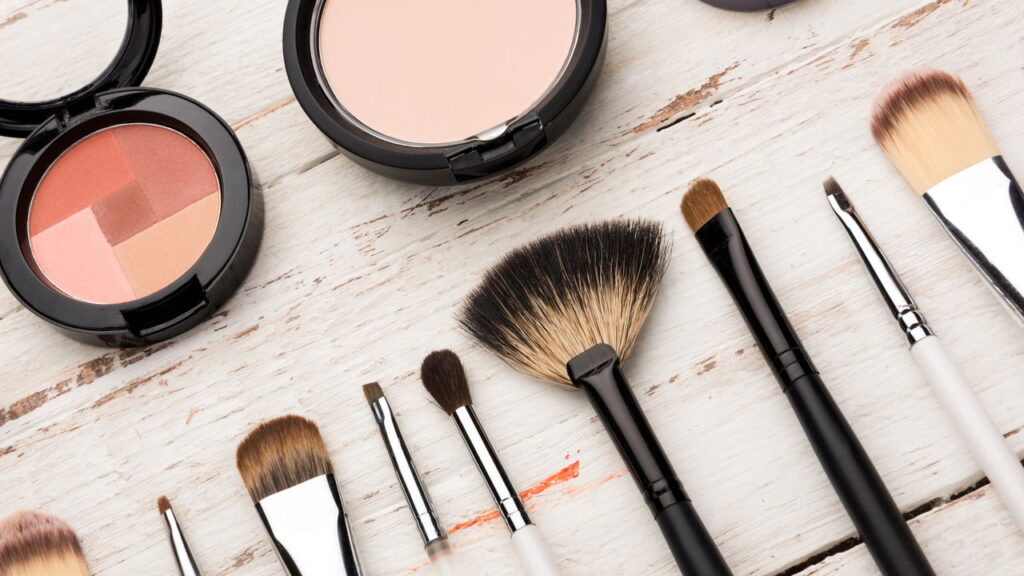 Como aplicar maquiagem à prova d'água corretamente e sem erros