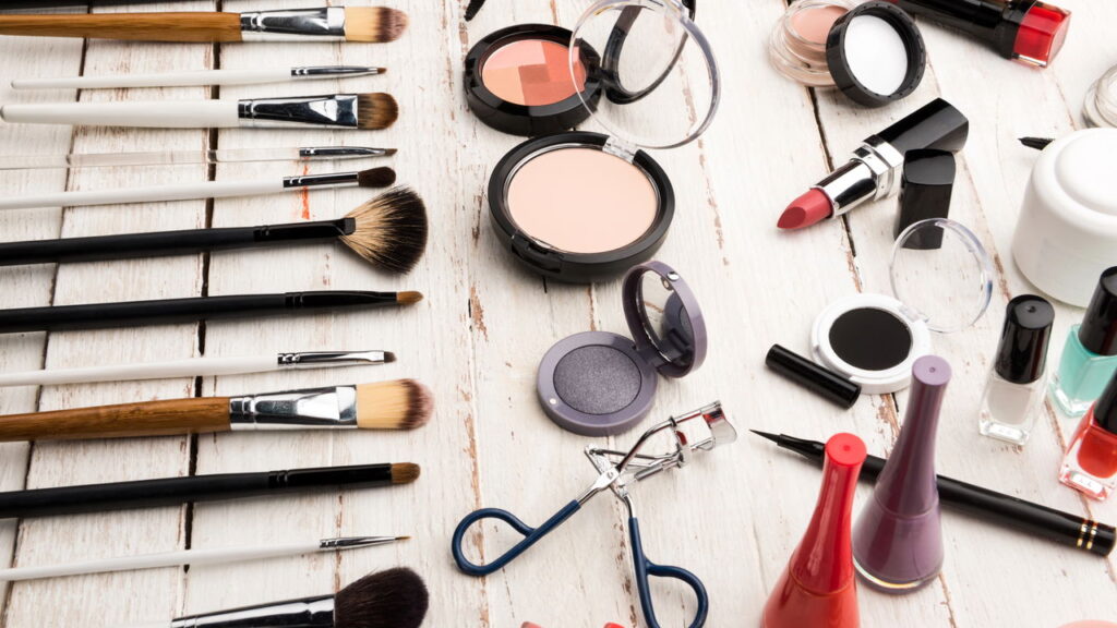 Truques de maquiagem ampliam o olhar de forma natural