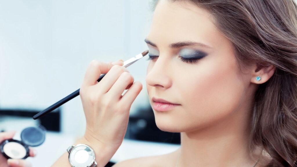 Truque infalível para manter a maquiagem intacta no calor