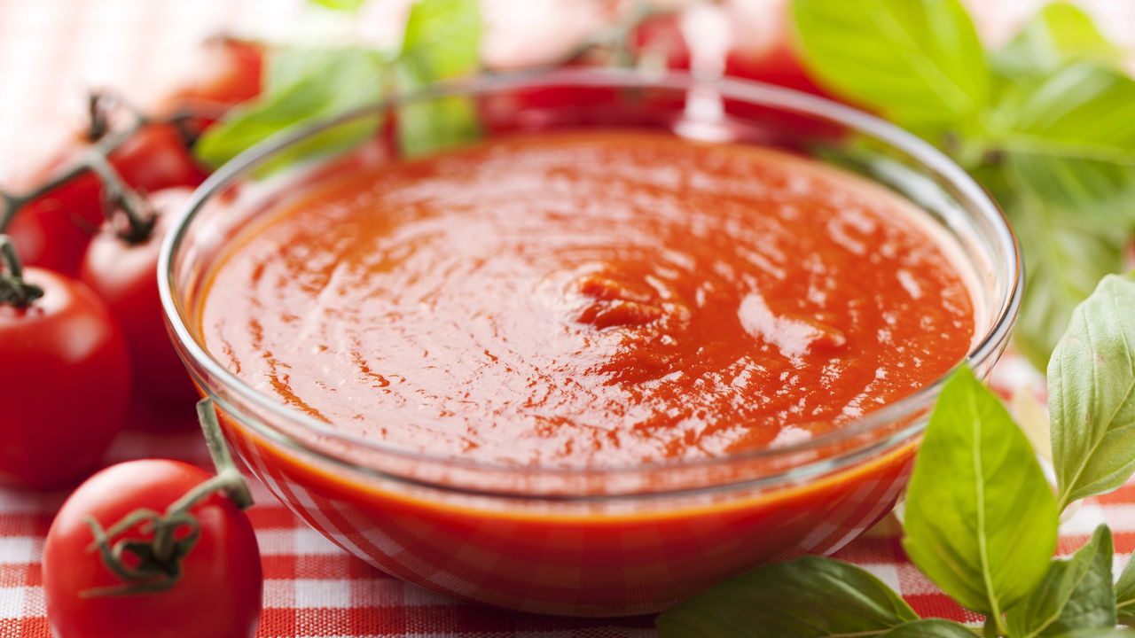 O molho de tomate caseiro que dura semanas sem estragar