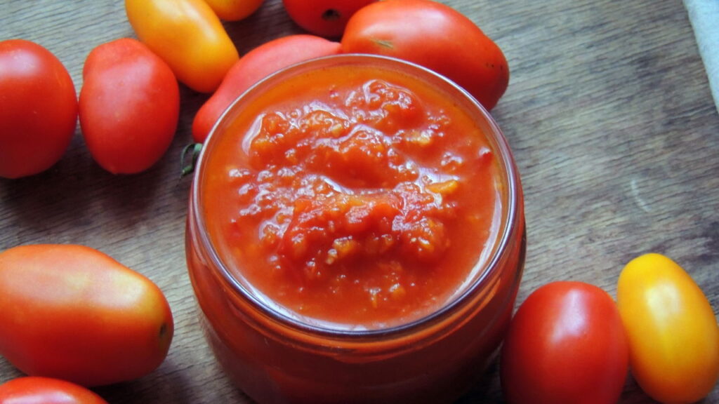 O molho de tomate caseiro que dura semanas sem estragar