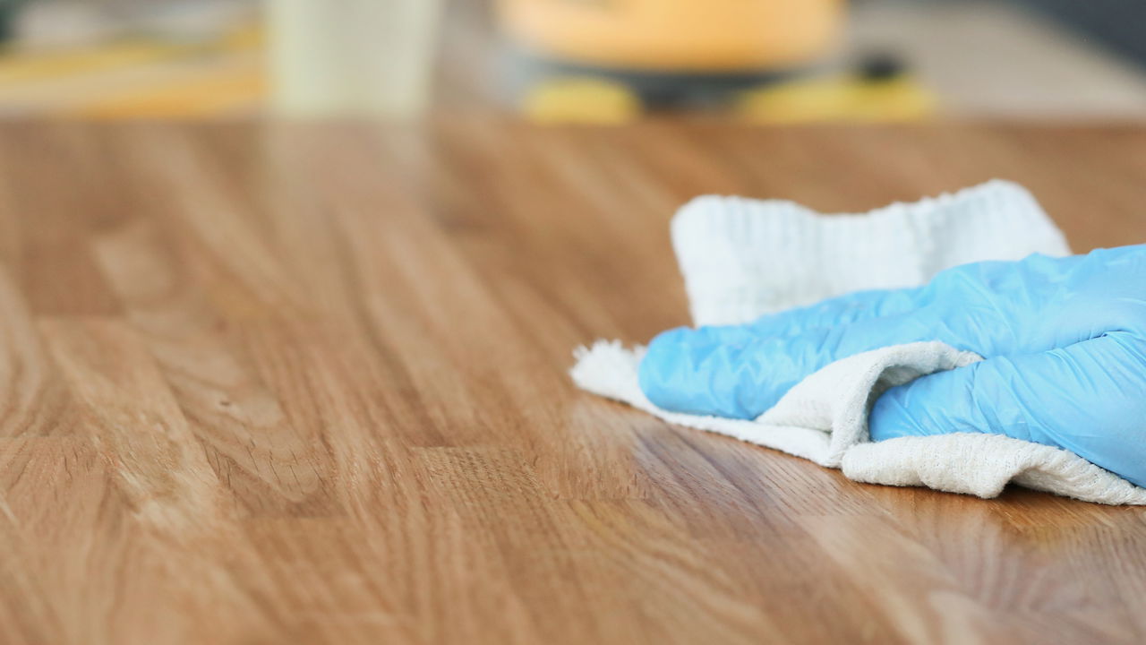 Truques para deixar móveis de madeira brilhando como novos