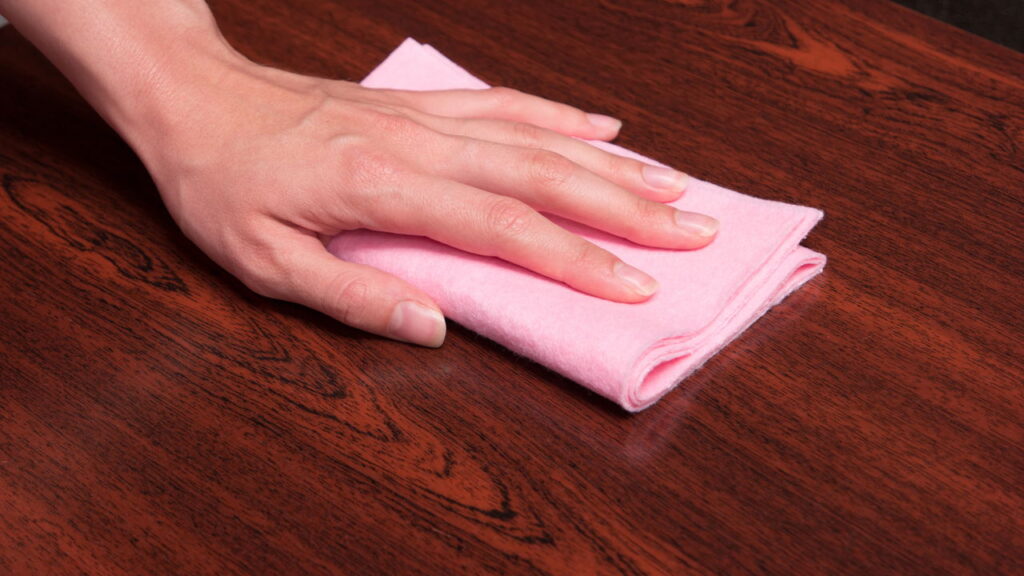 Truques para deixar móveis de madeira brilhando como novos