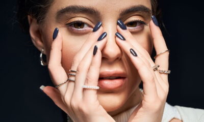 Nail art minimalista transforma o visual com sutileza e elegância