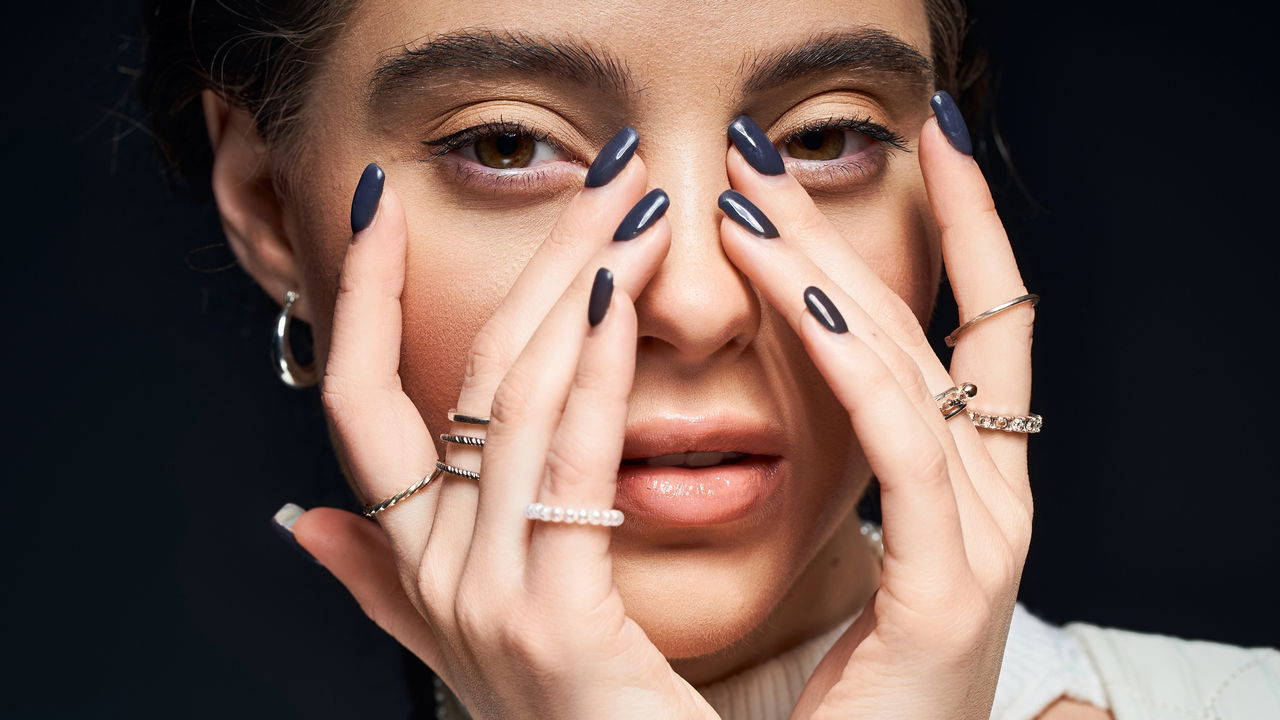 Nail art minimalista transforma o visual com sutileza e elegância