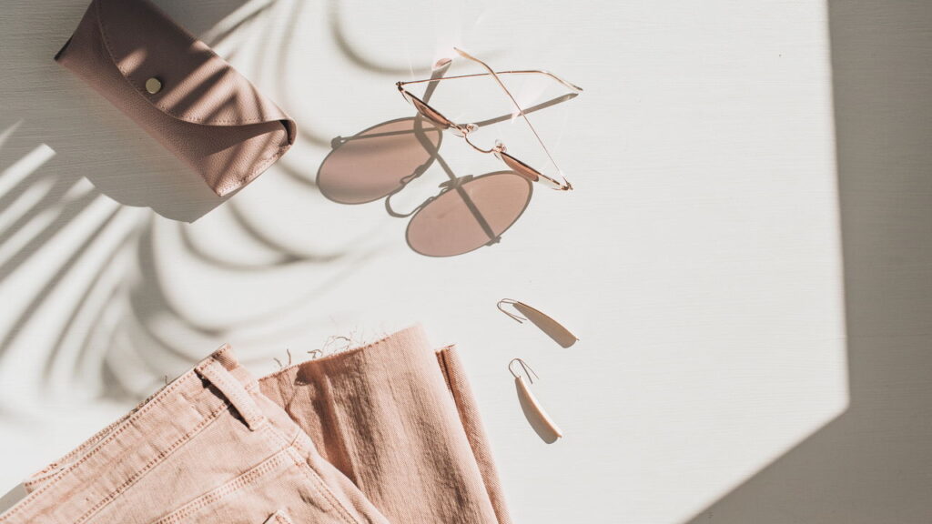 Peça que afina a silhueta domina as passarelas e o dia a dia