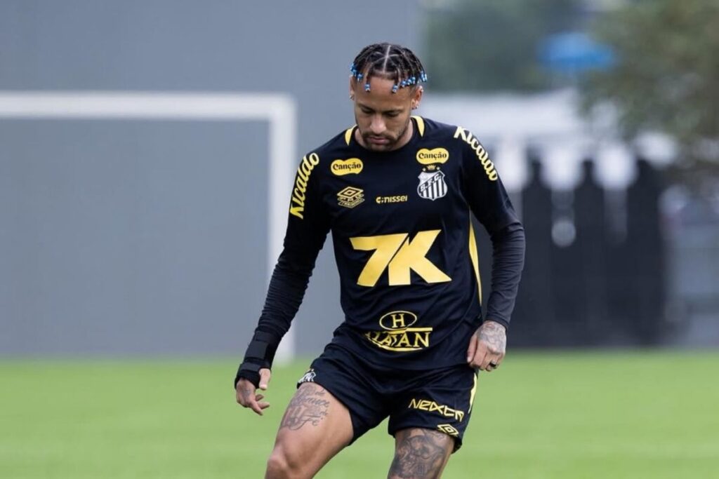Fora da Seleção Brasileira, Neymar treinando pelo Santos