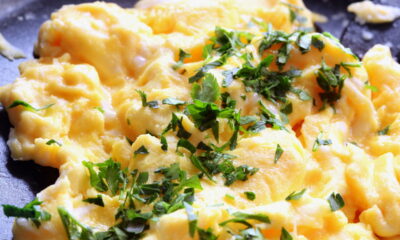 Esse único ingrediente que todos têm na cozinha deixa seus ovos mexidos mais fofinhos