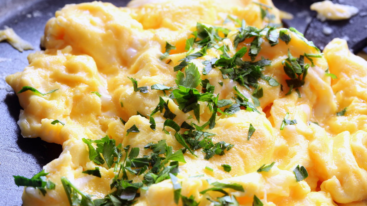 Esse único ingrediente que todos têm na cozinha deixa seus ovos mexidos mais fofinhos