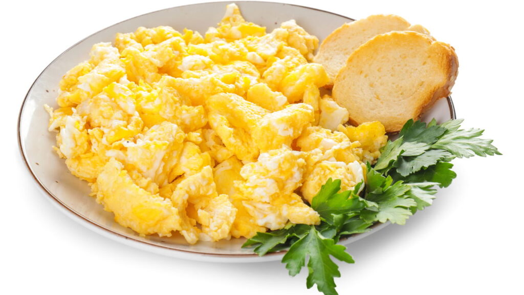 Esse único ingrediente que todos têm na cozinha deixa seus ovos mexidos mais fofinhos