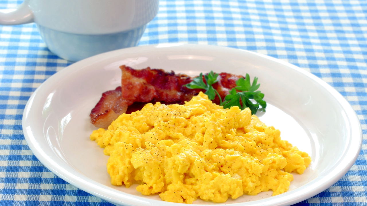 Receita de ovos mexidos estilo francês têm textura cremosa que surpreende até chefs