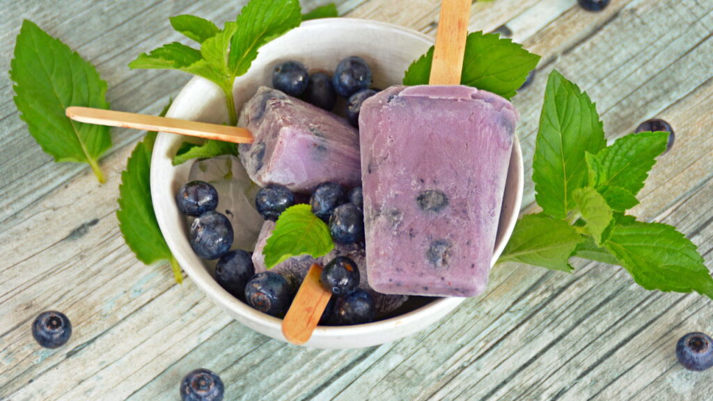 Esse picolé caseiro de iogurte tem gosto de sorvete chique
