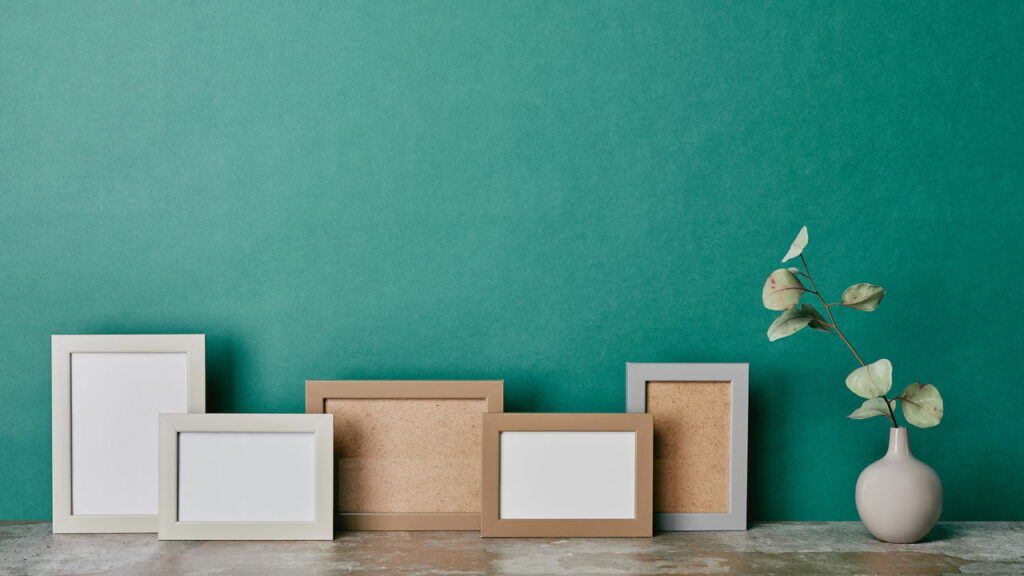 Como pendurar quadros corretamente e valorizar sua decoração