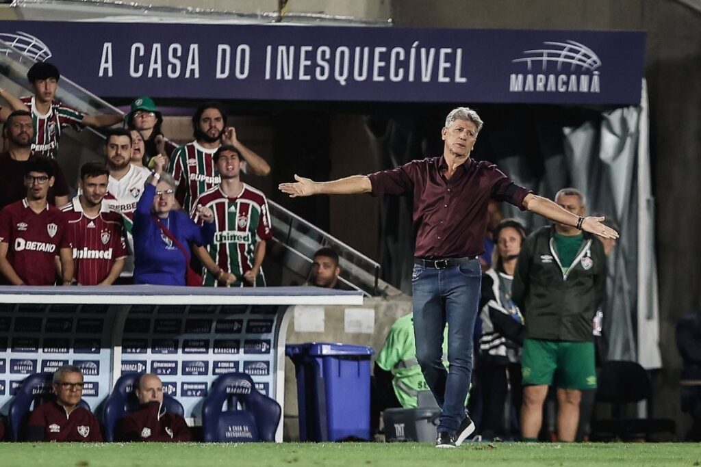 Renato Gaúcho à beira do campo pelo Fluminense