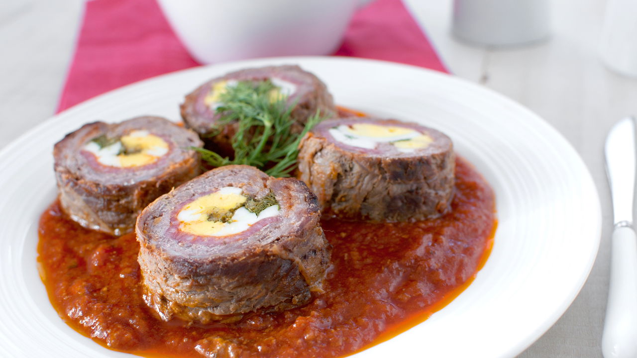 Receita prática de rocambole recheado para almoço em família