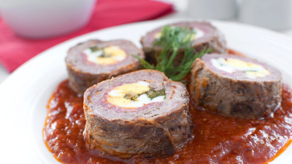 Receita prática de rocambole recheado para almoço em família