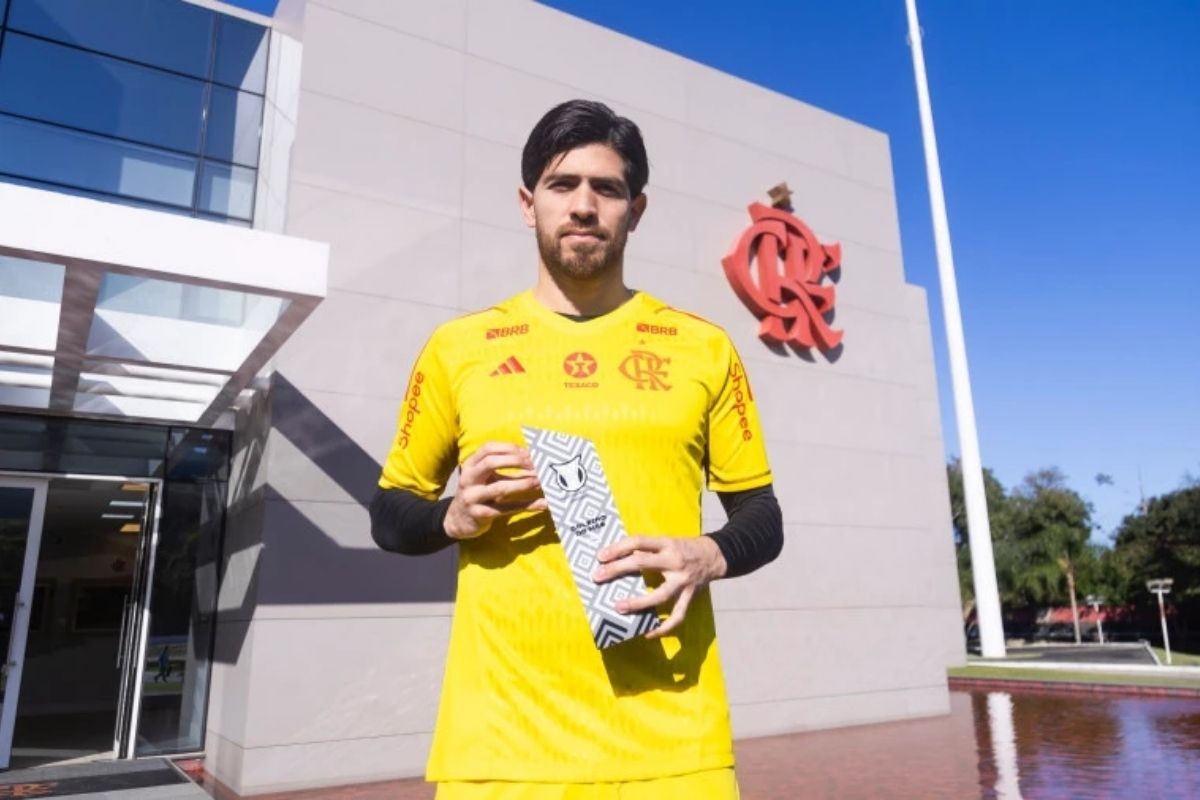 Goleiro Rossi melhor de julho