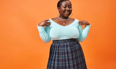 Looks com saias longas e tênis unem sofisticação e conforto