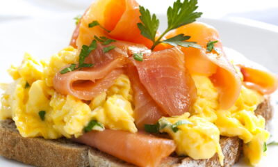 Esse único ingrediente inesperado deixa a omelete muito mais saborosa