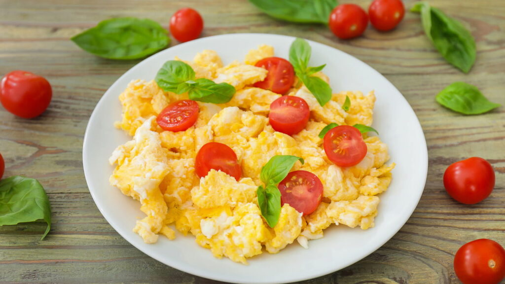 Esse único ingrediente inesperado deixa a omelete muito mais saborosa