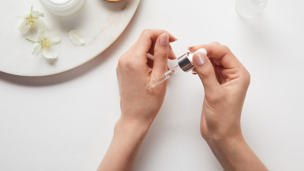 Passo a passo mostra como aplicar sérum da forma ideal