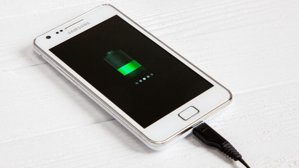 O jeito certo de carregar o celular à noite sem estragar a bateria