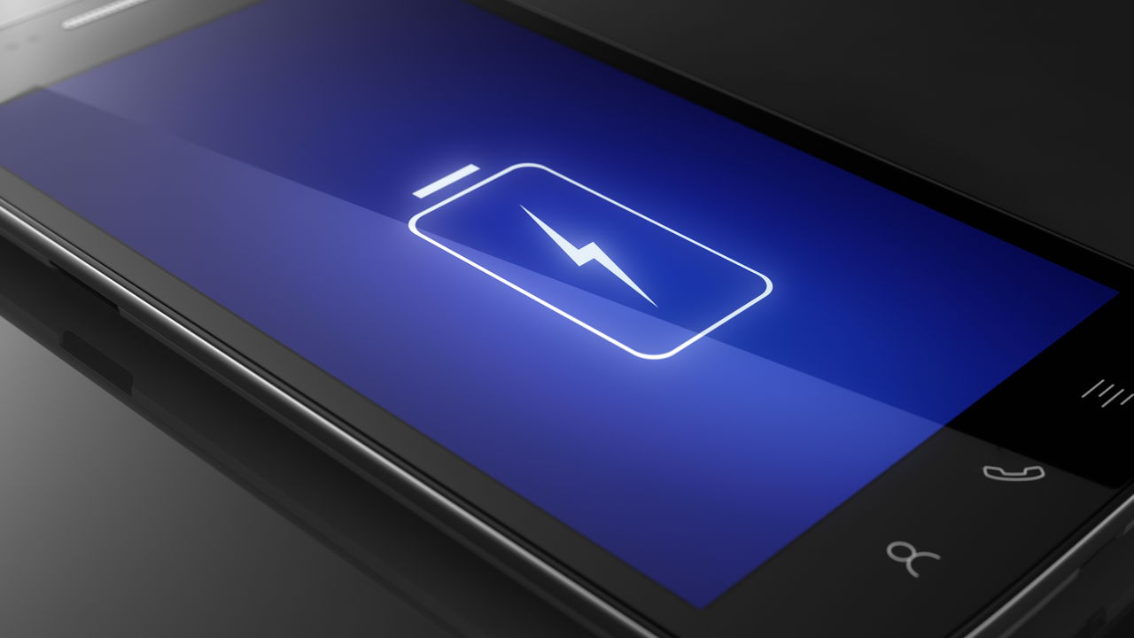 O jeito certo de carregar o celular à noite sem estragar a bateria