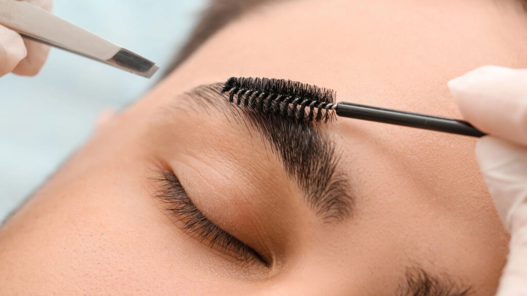 Sobrancelhas bem definidas elevam a harmonia do rosto