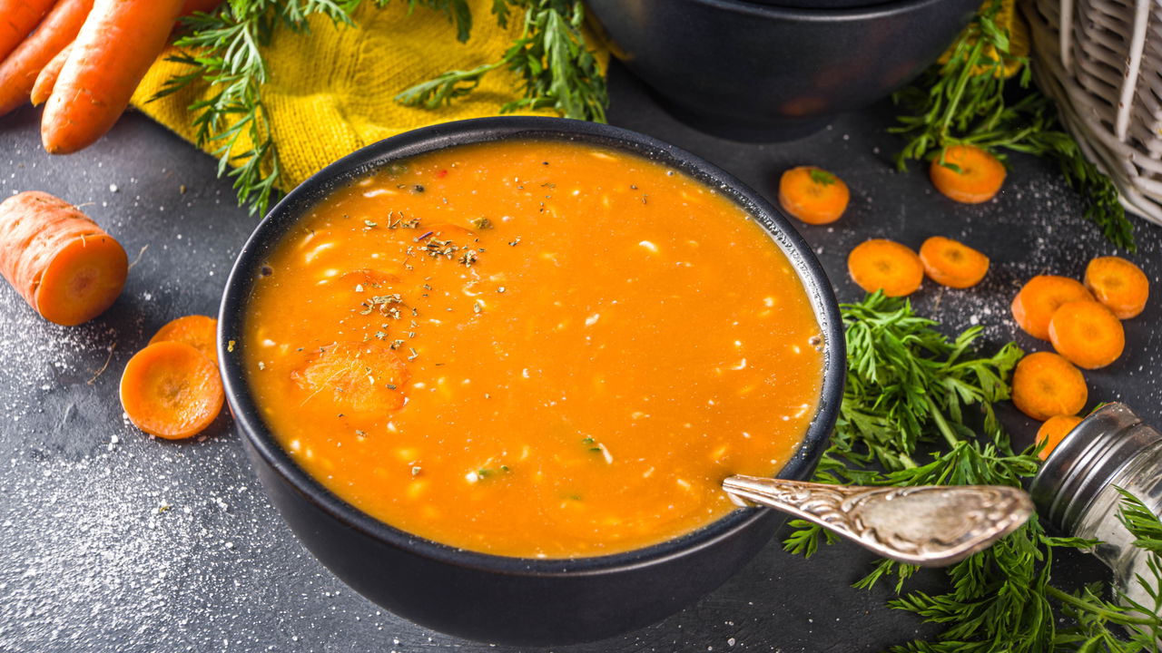 Sopa de cenoura com gengibre que esquenta e alivia tudo