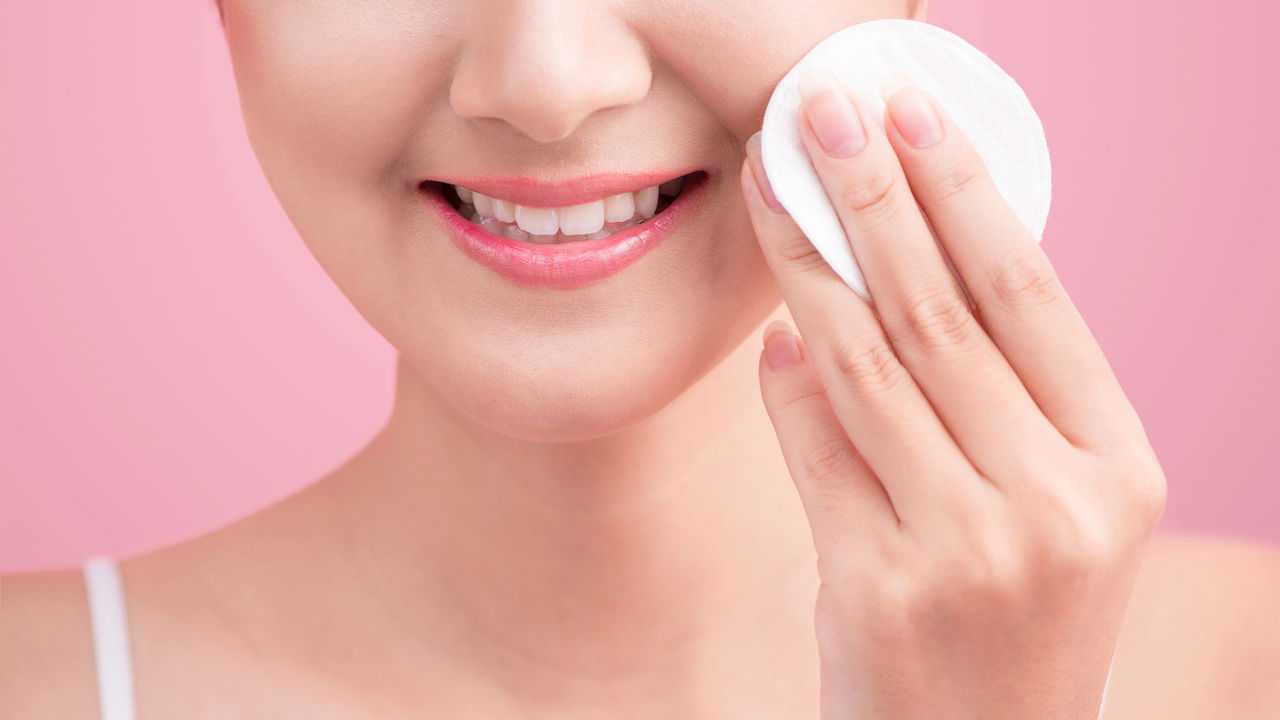 Truque simples para remover maquiagem sem irritar a pele