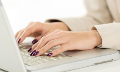 O segredo que faz suas unhas durarem semanas sem descascar