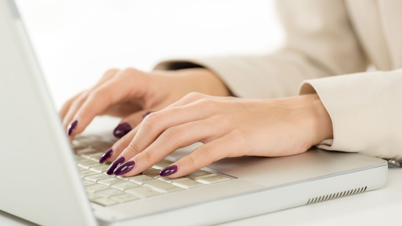 O segredo que faz suas unhas durarem semanas sem descascar