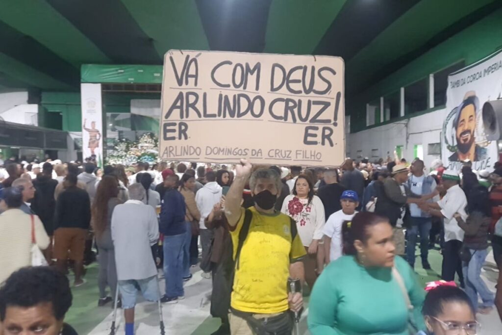 Mundo do samba se despede de Arlindo Cruz em velório no Império Serrano